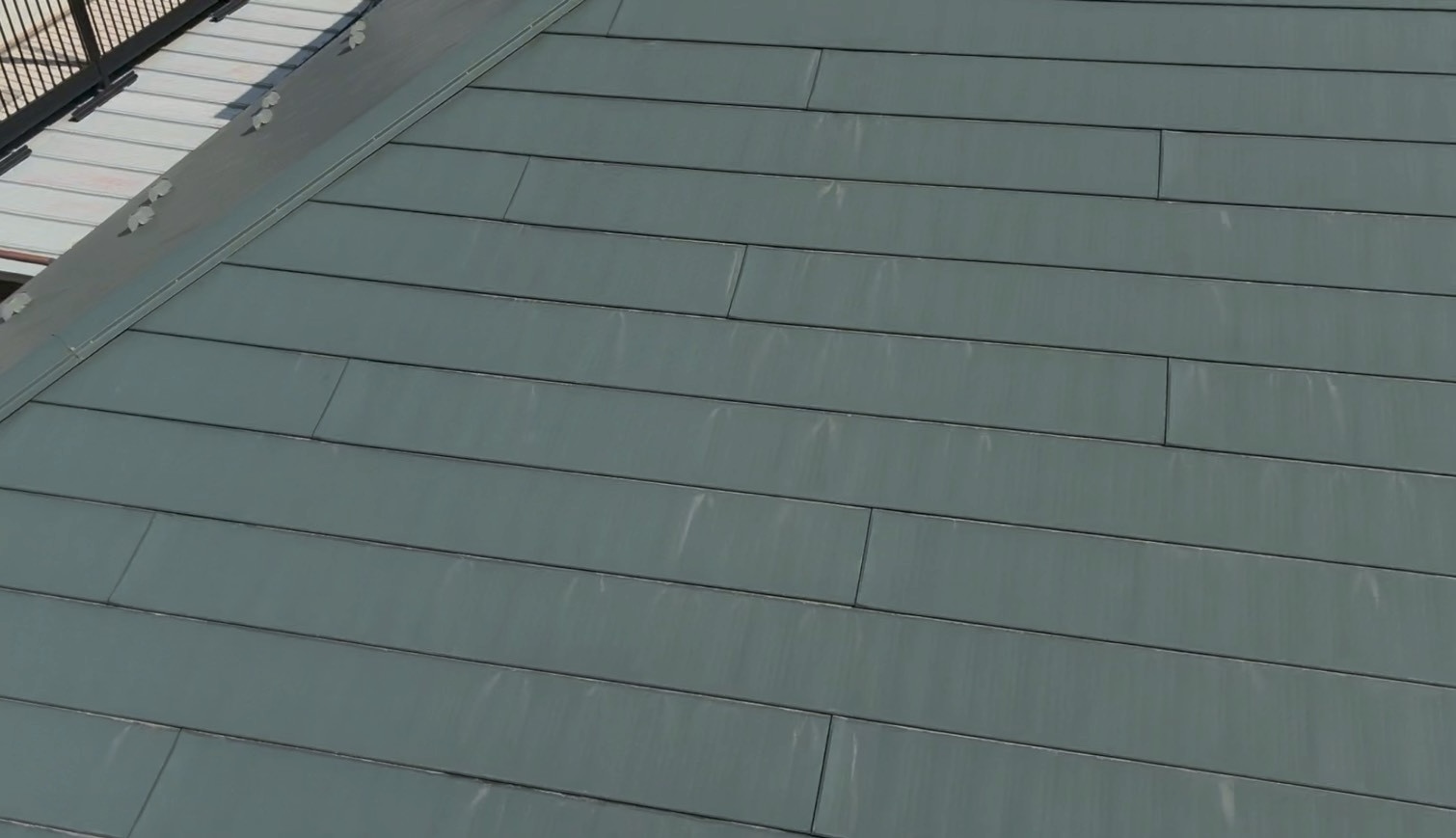 よくみると白く変色しているガルバリウム屋根